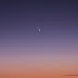 Una cometa illumina i cieli dell'emisfero boreale