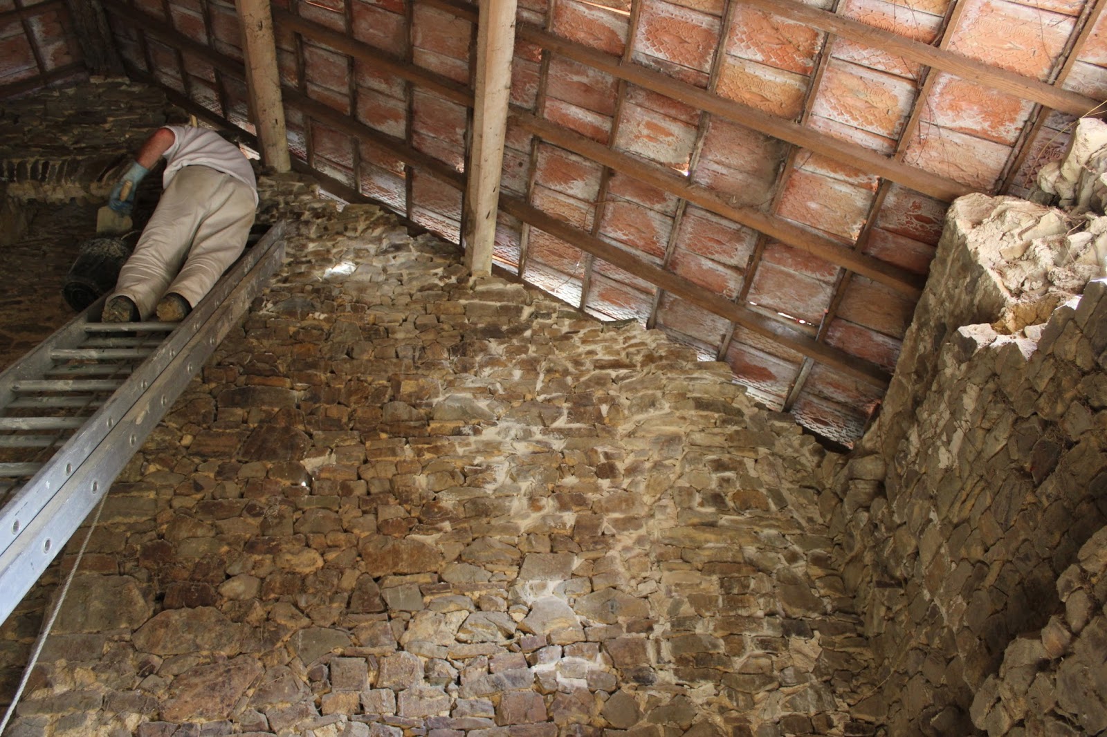 Mixing and using lime mortar and why it's a great idea to take a natural building diploma!