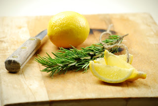 http://2.bp.blogspot.com/-XrxC1jN5jg0/T9lvqfbjx_I/AAAAAAAAClo/0A4k-RnexeU/s640/lemon_rosemary.jpg