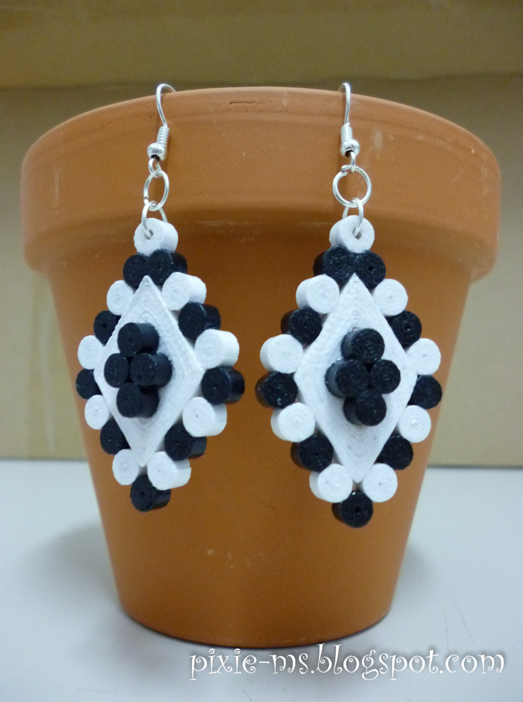 Papírvilág black and white quilled earrings / fehérfekete quilling