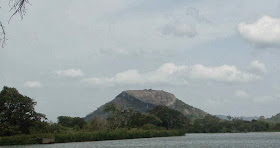 Вид озера на скалу Пидурангала, вершина срезана, прямоугольный треугольник, антенна радара, технологии пришельцев богов 