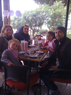 På cafe med familien