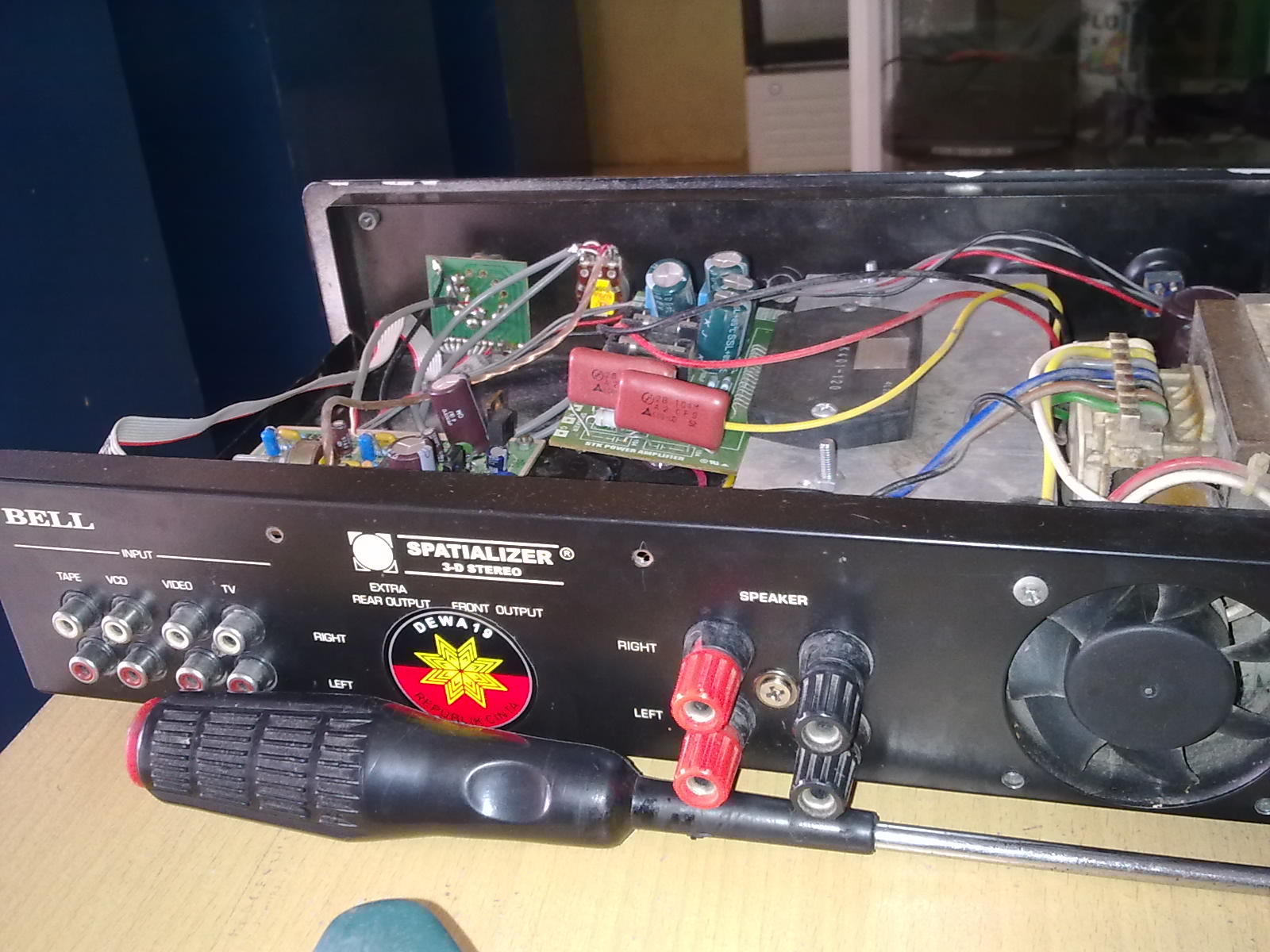 membuat amplifier ini kepanasan di bagian heatsink sehingga harus membuat amplifier ini kepanasan di bagian heatsink sehingga harus