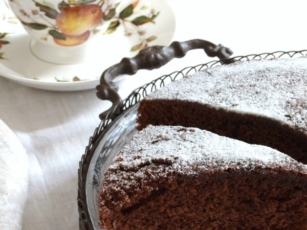 En la cocina, bizcocho de chocolate