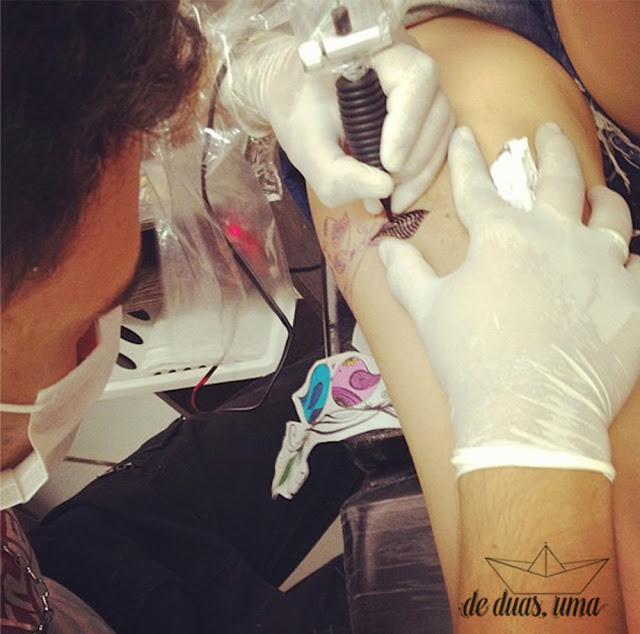 tatuando passarinho de duas uma de duas uma