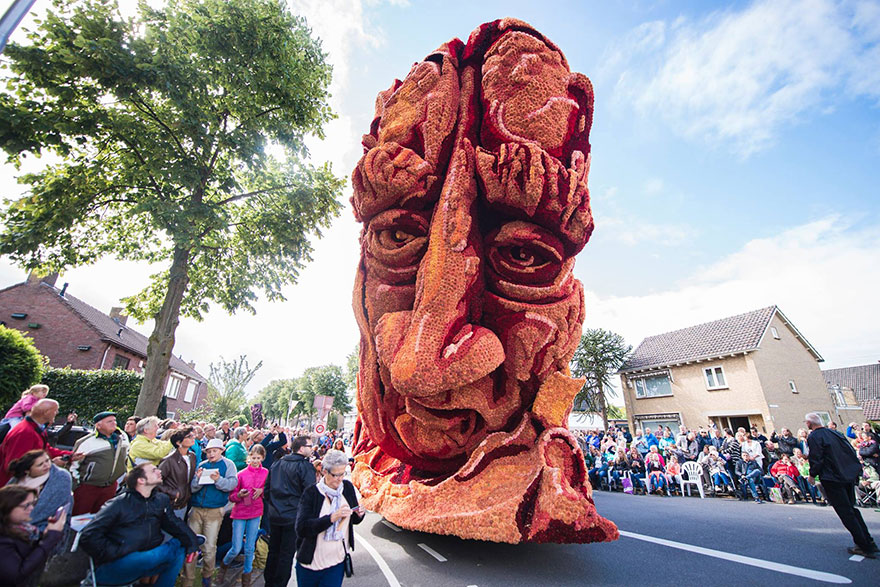 “And who is going to win this time?” - 19 Giant Flower Sculptures Honour Van Gogh At World’s Largest Flower Parade In The Netherlands “And who is going to win this time?” - 19 Giant Flower Sculptures Honour Van Gogh At World’s Largest Flower Parade In The Netherlands