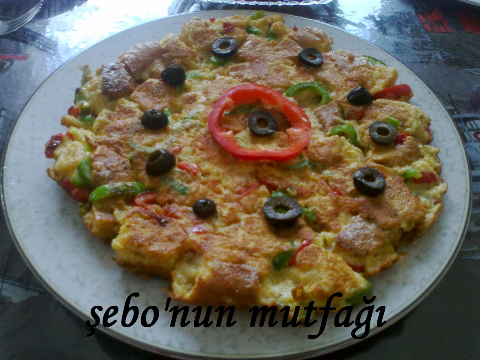 BAYAT EKMEK PİZZASI Şebonun Mutfağından Enfes Tarifler