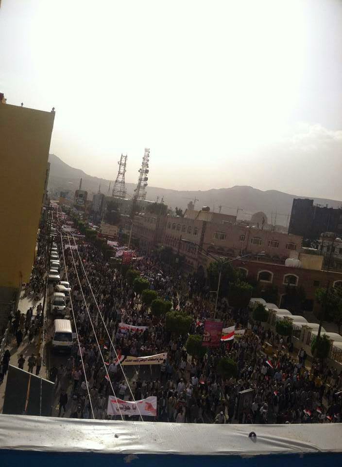 صوره جويه لحشود جماعيه في العاصمه صنعاء رفضا لتمرد الحوثي وسحب اسلحنه صوره جويه لحشود جماعيه في العاصمه صنعاء رفضا لتمرد الحوثي وسحب اسلحنه