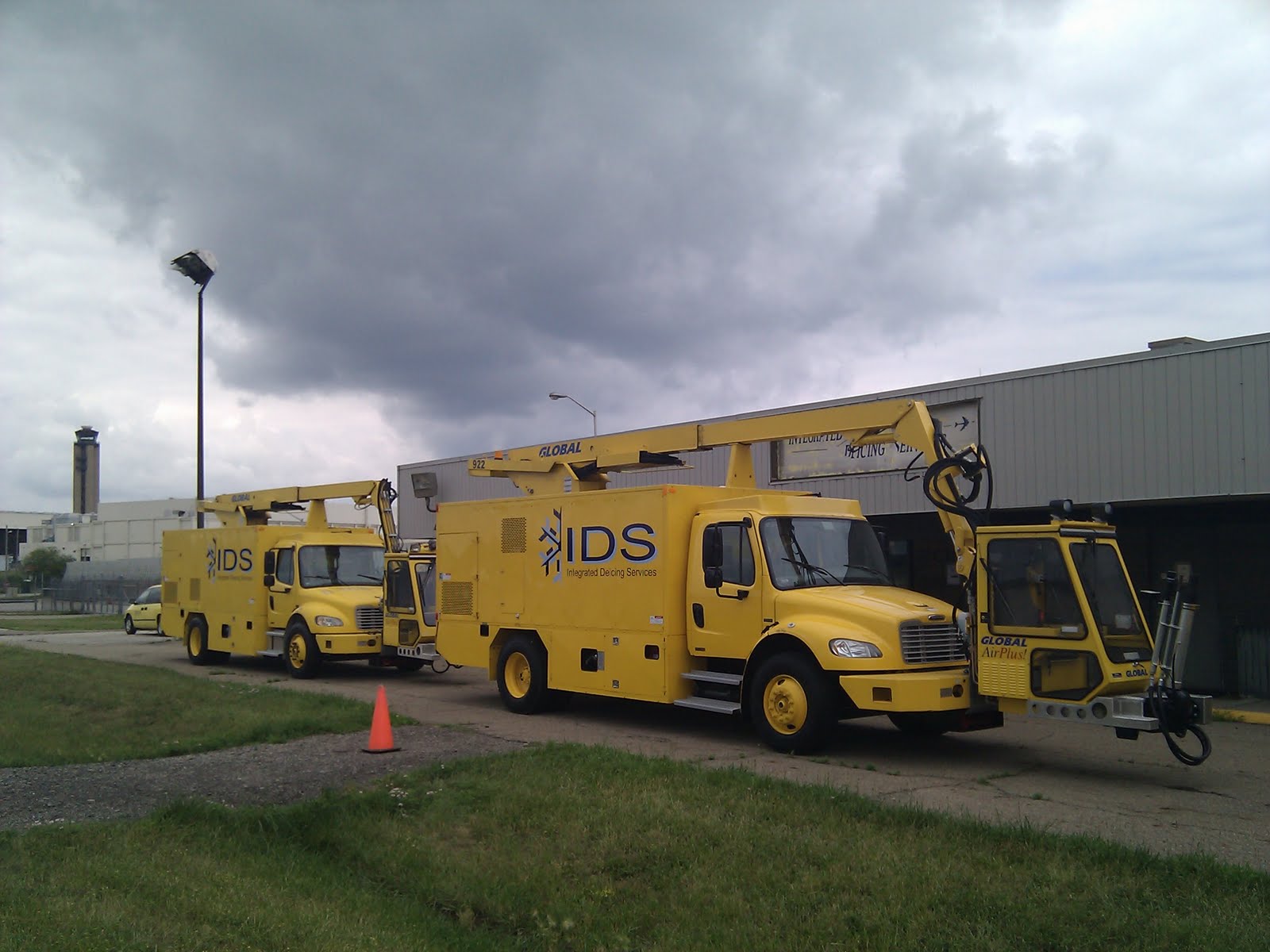 Airship Ventures Deicing Trucks