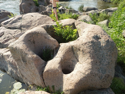 Три соосных колодца в одной гранитной скале вырезаны пришельцами или людьми
