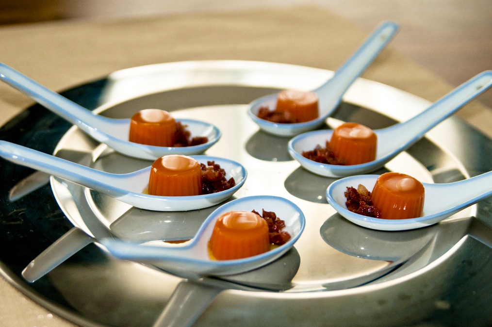 Cucharitas de gelatina de gazpacho con jamón | Cosy & Chef