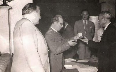 Entrega de medalla al Presidente del Club Ajedrez Ruy López Tívoli, Mario Felip en 1951