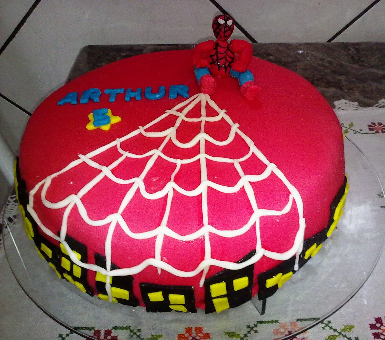 Josana Reis Confeitaria Artística Bolo decorado com pasta americana Homem Aranha.