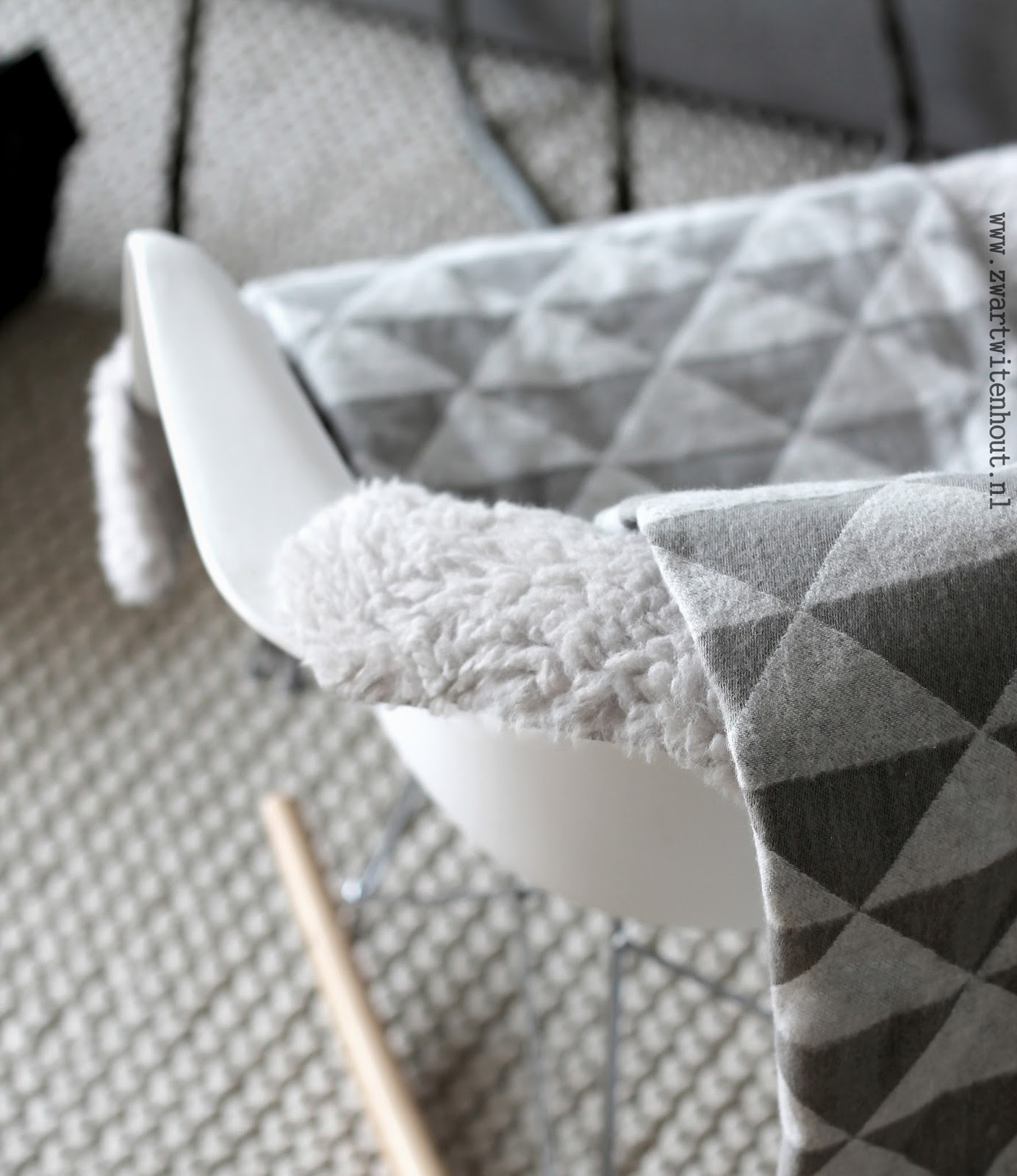 Zw&h.nl: camouflage green & de eames rocking chair!