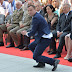 Tổng thống Ba Lan Andrzej Duda nhanh chân đi nhặt bánh thánh