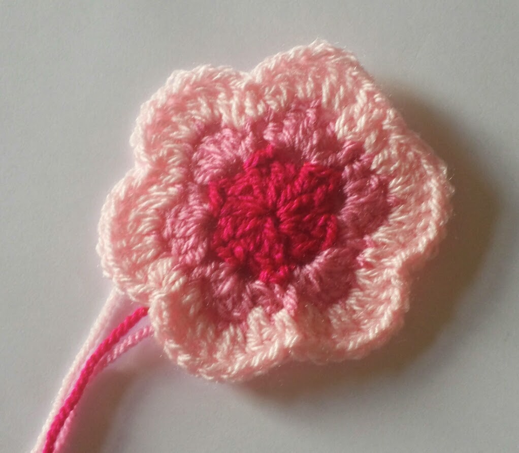 . In The Loop . 6Petal Flower Appliqué Free Crochet Pattern