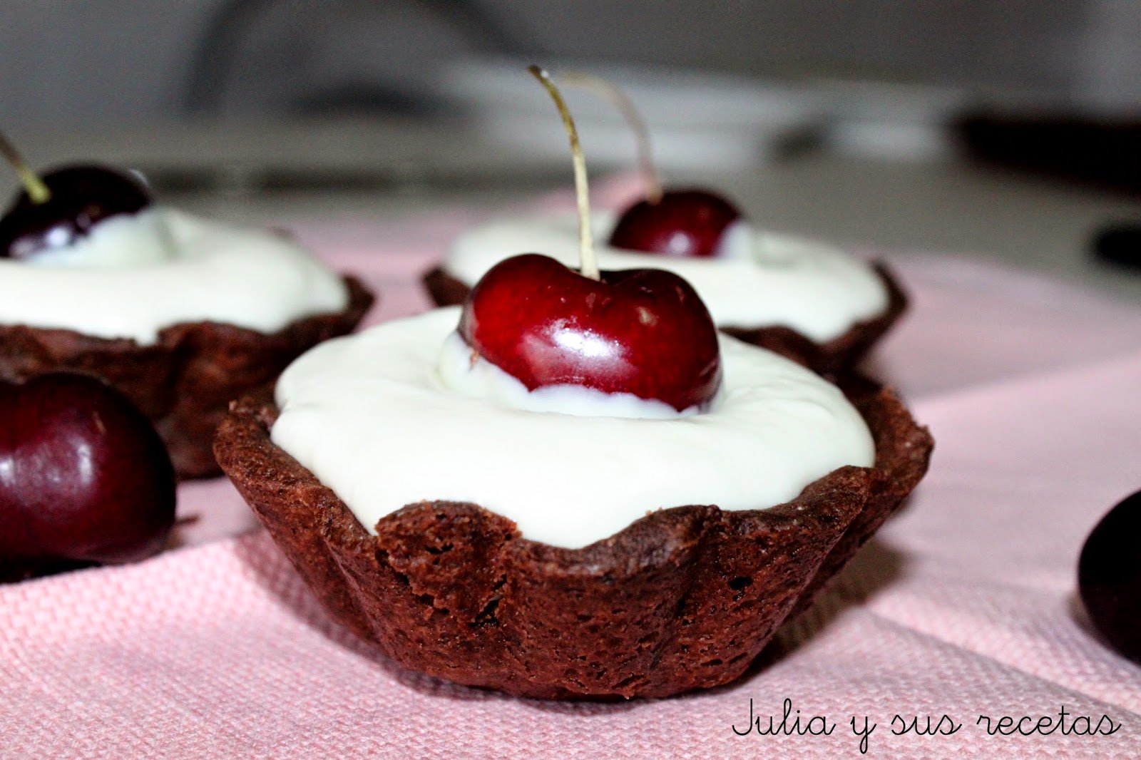 TARTALETAS DE CHOCOLATE BLANCO CON CEREZAS