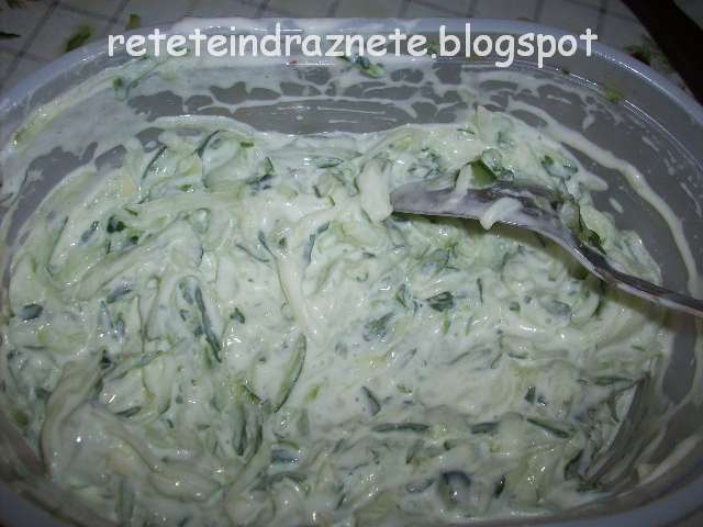 Salată de castraveți cu smântână