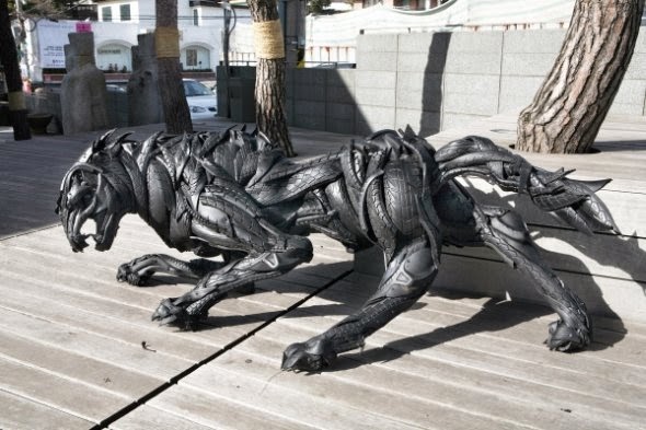 Animais, humanos e mutantes nas esculturas de pneus reciclados de Yong Ho Ji Yong Ho Ji esculturas animais humanos mutantes feitos de pneus reciclados negros