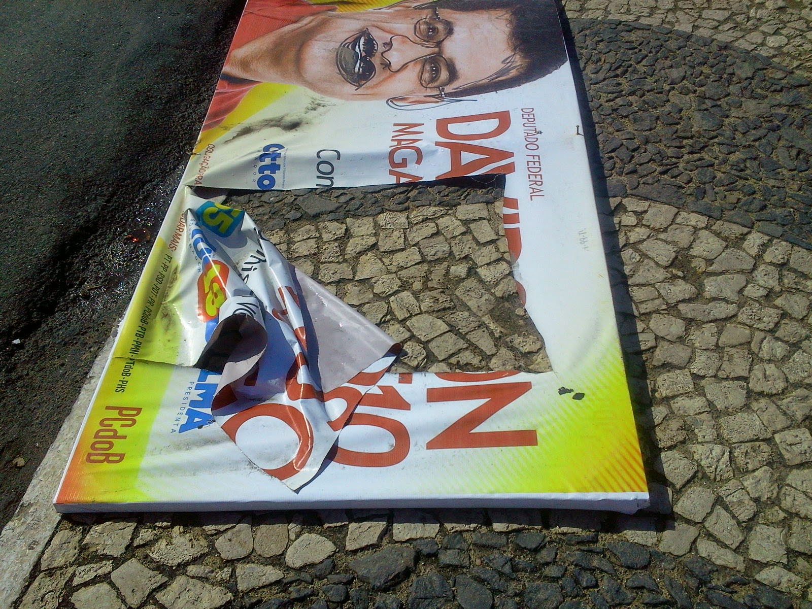 Candidatos não estão respeitando a legislação e vândalos estão destruindo as placas Candidatos não estão respeitando a legislação e vândalos estão destruindo as placas