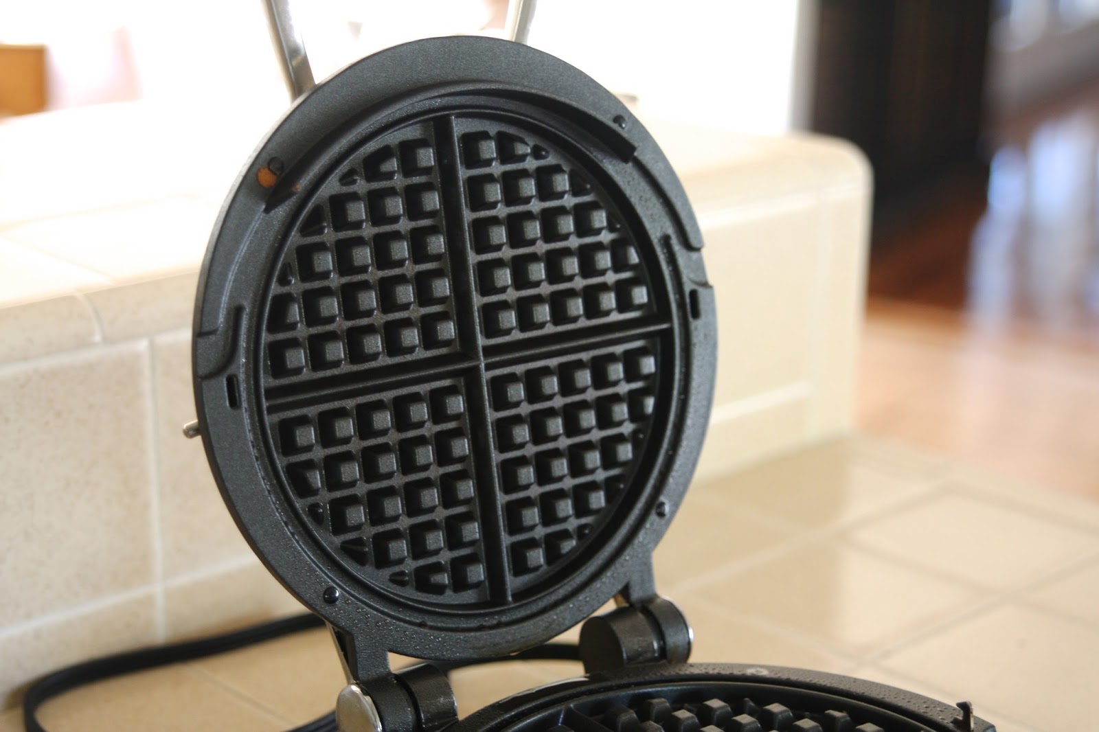 GIVEAWAY! How freakin' cool is this thing?! Interchangeable plates tha, Waffle  Maker