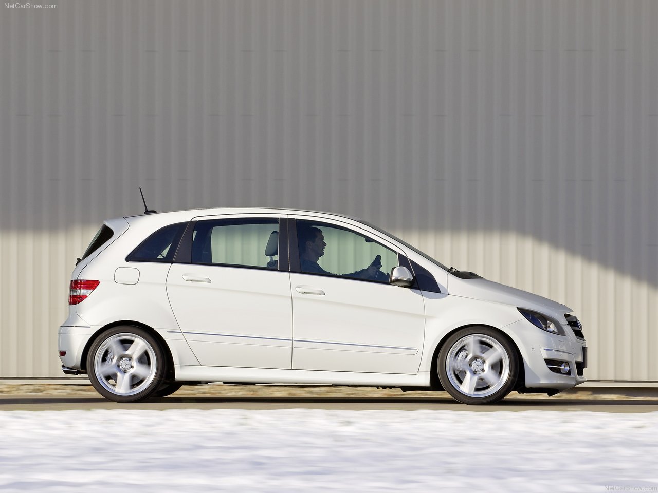 http://2.bp.blogspot.com/-YKCFSrpZd_A/TVNH5k6yA8I/AAAAAAAACjY/ry2uZAMm2dc/s1600/Mercedes-Benz-B55_Concept_2011_1280x960_wallpaper_03.jpg
