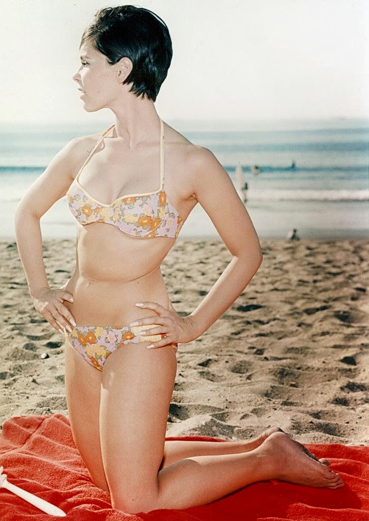 Amazing Historical Photo of Yvonne Craig in 1961 