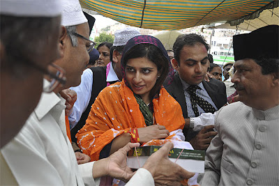 Pakistan Foreign Minister Hina Rabbani Khar visited the shrine of Muslim Sufi saint Hazrat Nizamuddin Aulia in delhi india