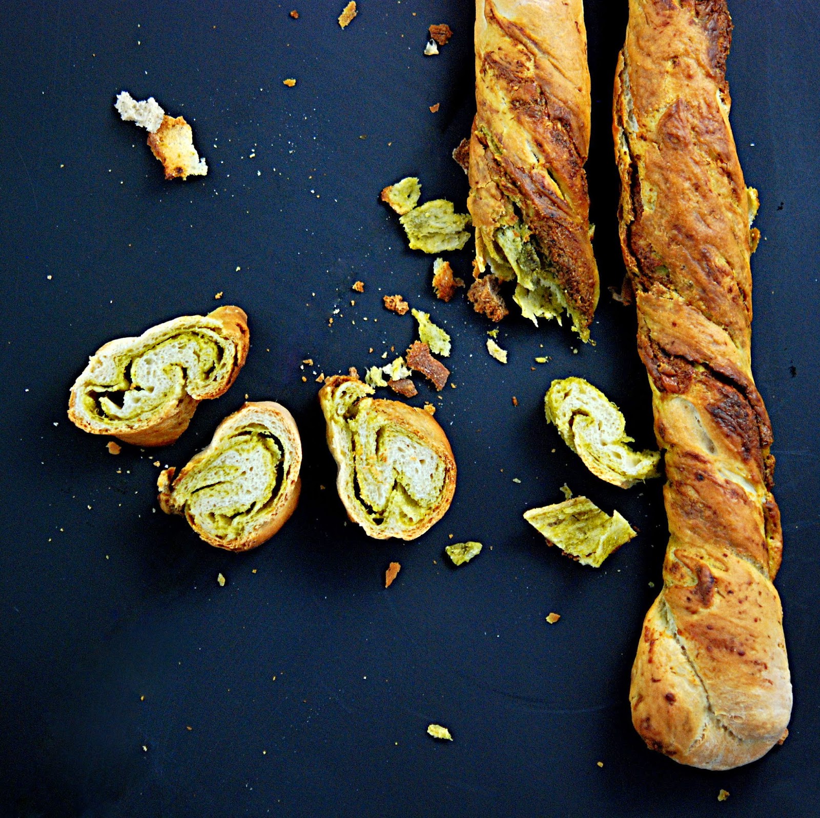Französisches Pesto gefülltes Baguette French Pesto filled Baguette