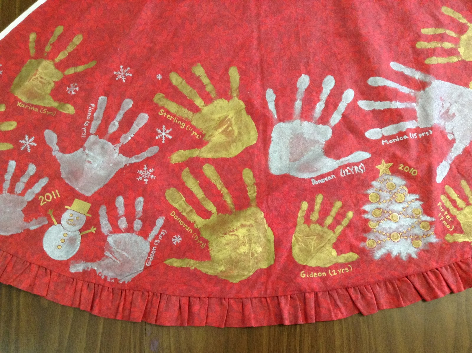 Show Me Sewing Hand Print Tree Skirt Tutorial