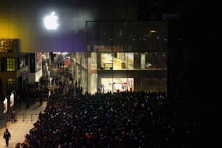 China Angry Mobs Delay the sales of the iPhone 4S on it's first day launch [Video]
