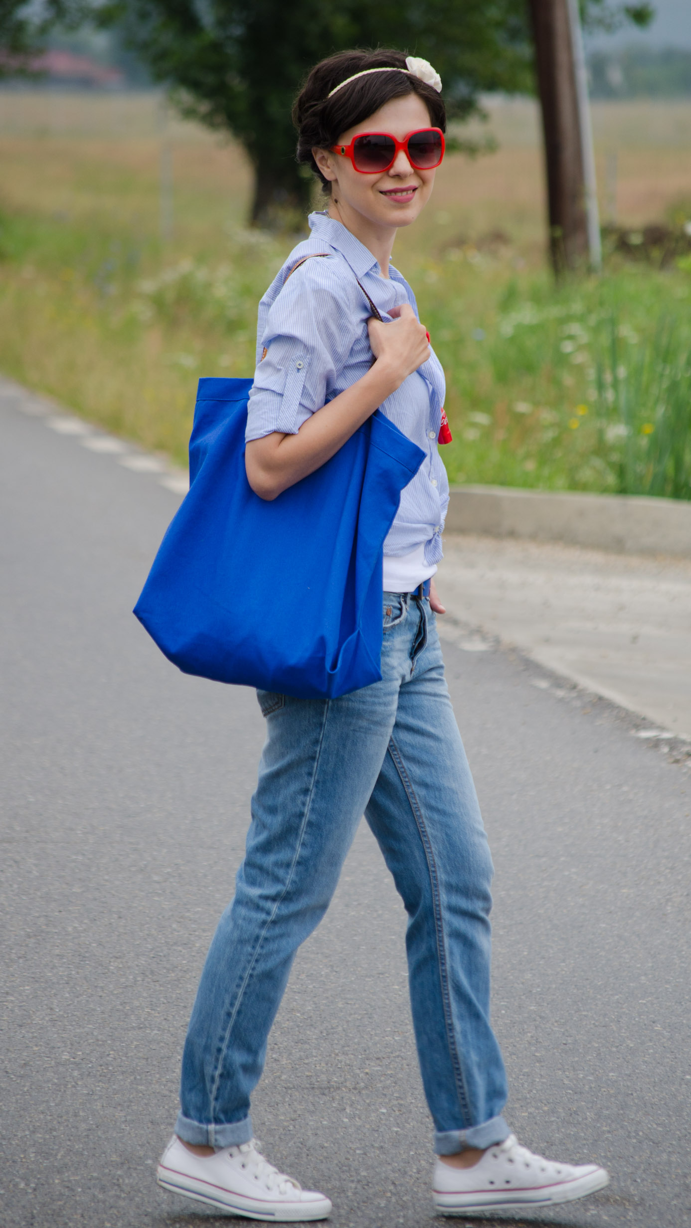 boyfriend jeans converse white sneakers t-shirt blue loose shirt maxi cobalt blue bag coke botle