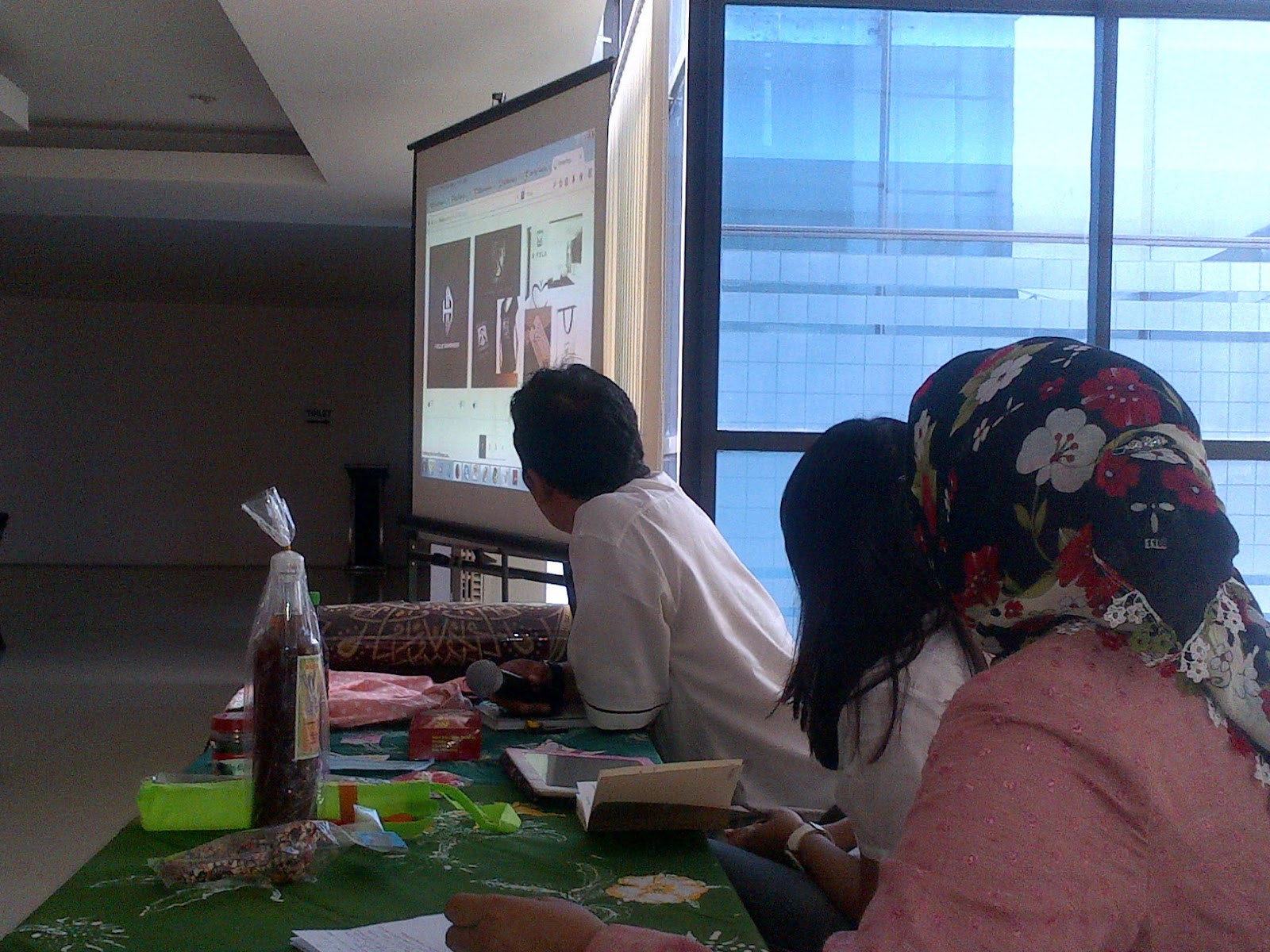 RUMAH UMKM 2015 10 18 Acara semacam ini akan digelar secara rutin seperti acara Ngucing di UMKM Center Sementara ini belum banyak UMKM yang mau memanfaatkan acara ini untuk