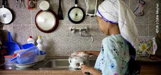 إحراق خادمة فليبينية بالماء الساخن في السعودية بعد محاولتها تناول بقايا طعام.