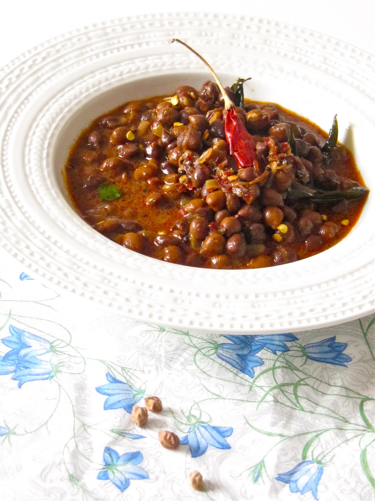 Plateful Steamed RiceCake with Black Garbanzo Beans Curry — Puttu