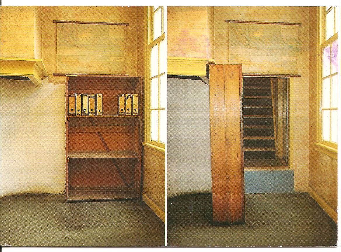 MY POSTCARDPAGE THE NETHERLANDS The world famous book shelf, Anne