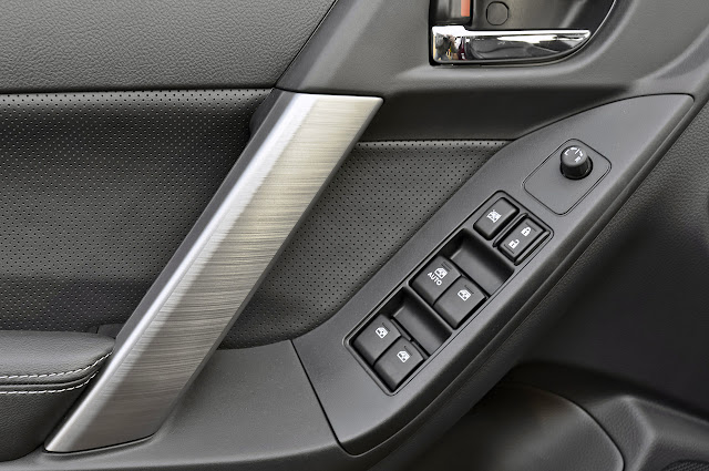 кнопки управления на дверях Subaru Forester 2014