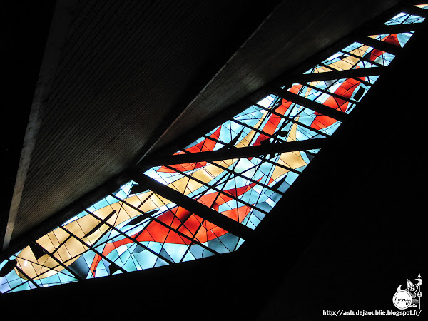 Saint-Cloud - Eglise Stella Matutina, place Henry Chrétien.  Architecte: Alain Bourbonnais  Construction: 1964-1965  Vitraux: Léon Blanchet