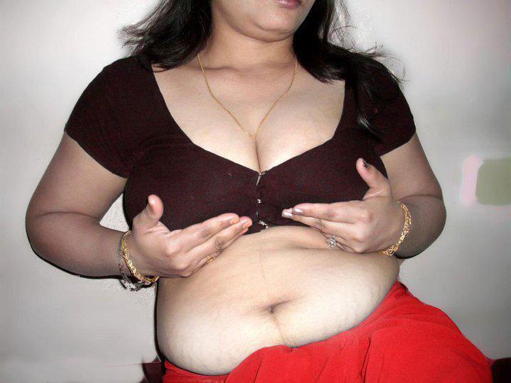 dig tit indian aunty lifting her big tits fat indian big tit aunty wet