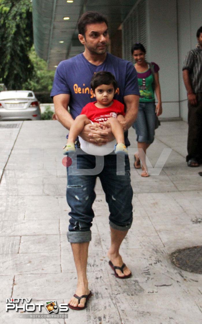 Aamir Khan�ın oğlu Azad Rao Khan ana okuluna gidiyor. Aamir Khan