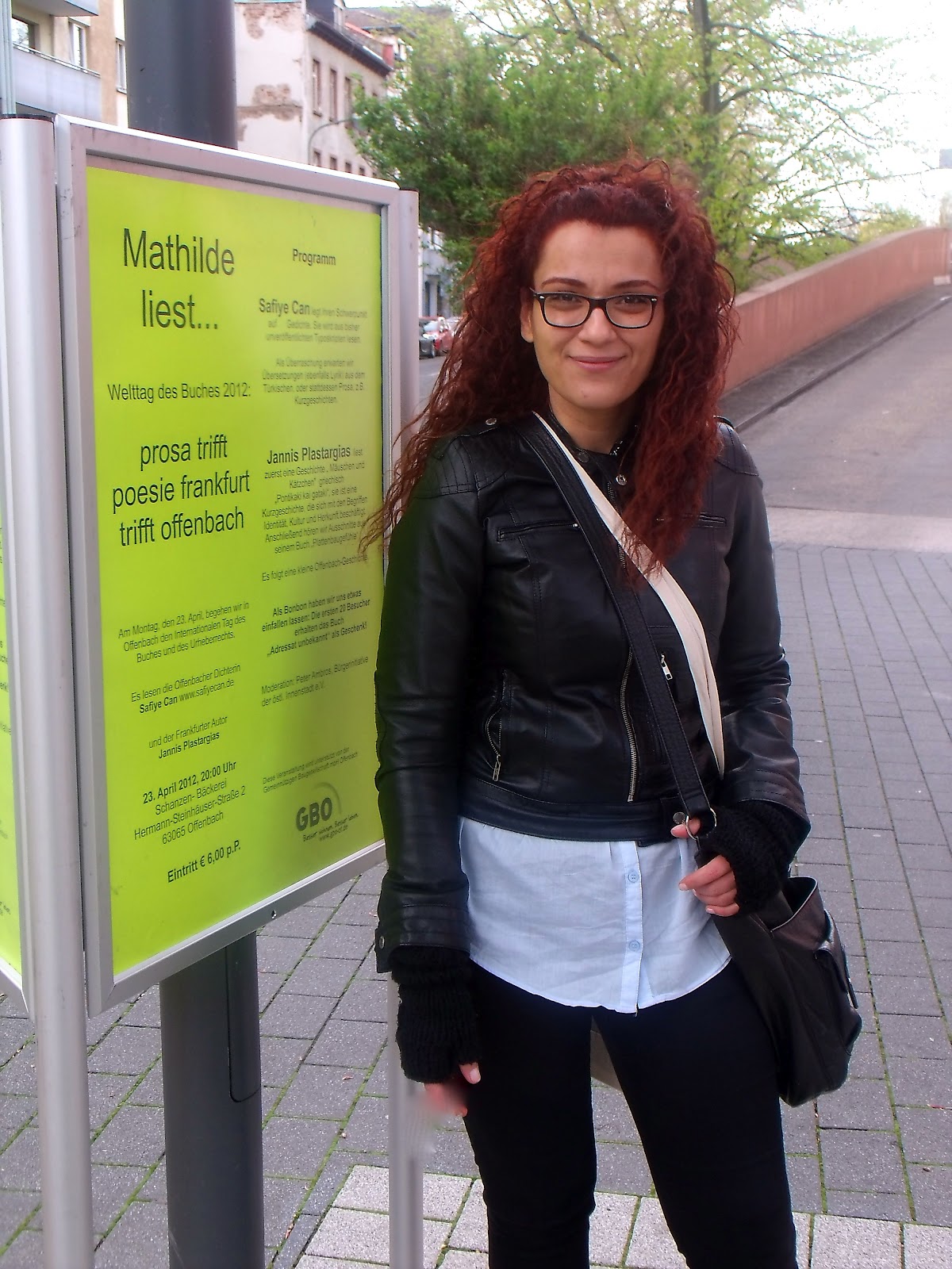 Mathilde Liest In Neongelb