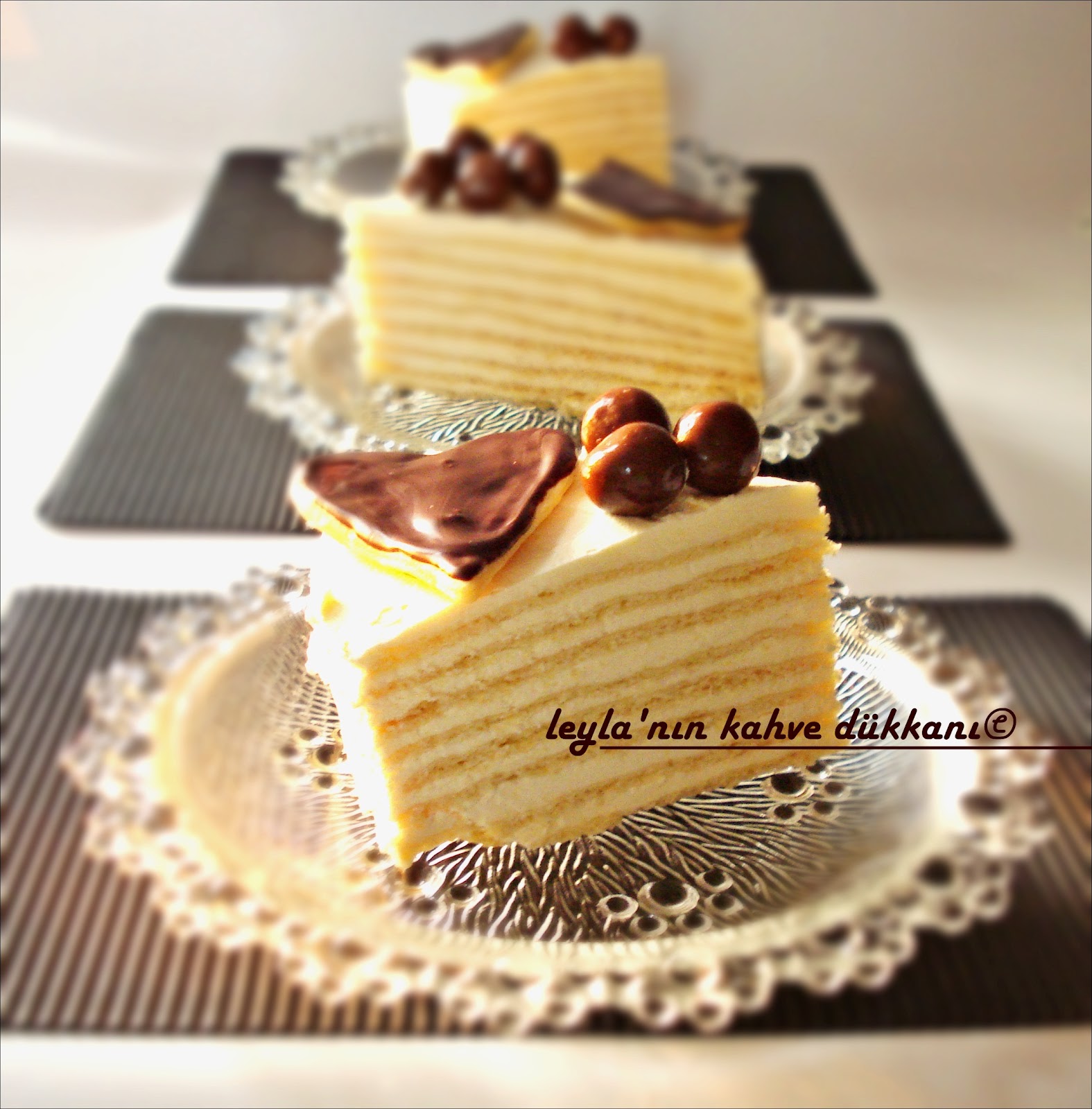 Ev Yapımı Bisküvili Pasta ve &quot;Pastacılık Oynayalım&quot; Leyla�nın Kahve