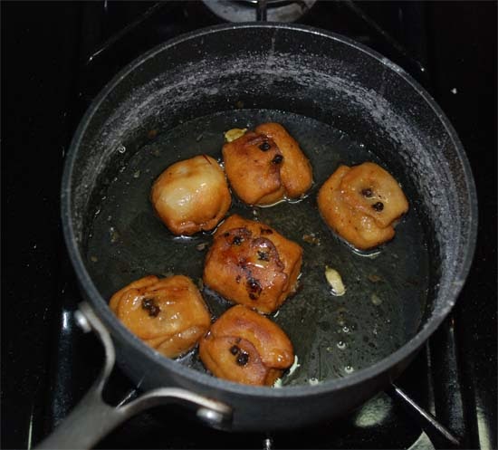 Bong Mom's CookBook: Lobongo Lotika -- a Bengali sweet or your