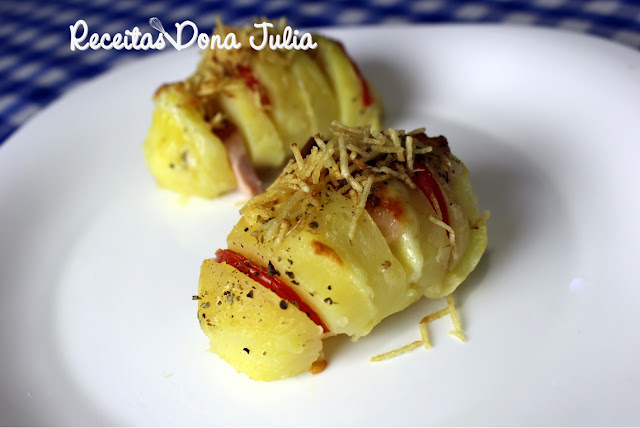 "Batata recheada com bacon e queijo"