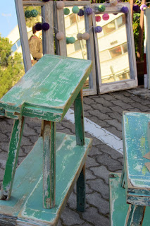 Neo arquitecturaymas: Mesas y bancos reciclando puertas y ventanas de
