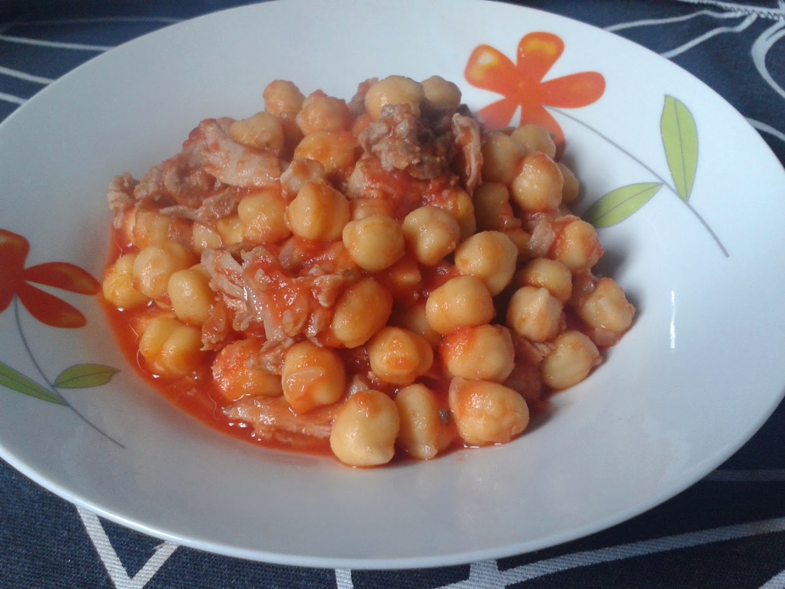 Éxitos culinarios Garbanzos con carne en salsa tomate