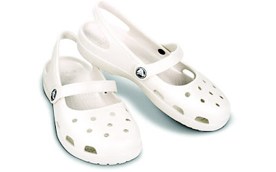 mama-dziecko przedstawia modele crocs crocs shayna dla mamy biale buty do wody i na plaze
