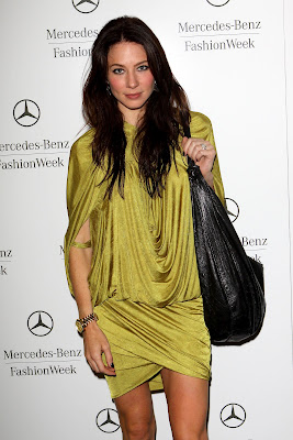 Lynn Collnis with Beautiful Green Dress and Bag HD Wallpaper