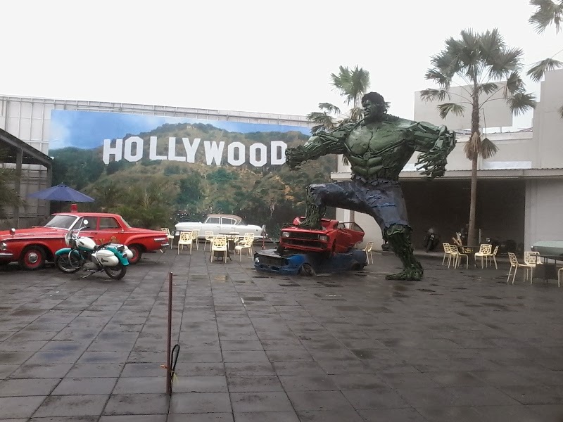 adegan hulk di museum angkut perahu patung kapal selam