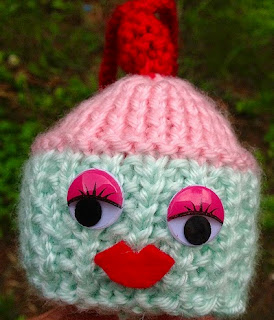 http://www.knitsbybritt.com/2012/07/carli-cupcake-car-air-freshener.html